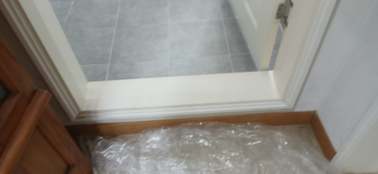 연수 욕실 문턱 낮추기 중 문턱을 깎아 높이를 낮추는 모습